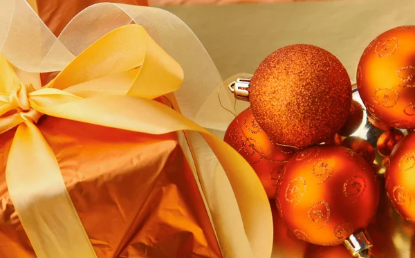 Caixas de presente com bolas em um fundo de Natal — Fotografia de Stock