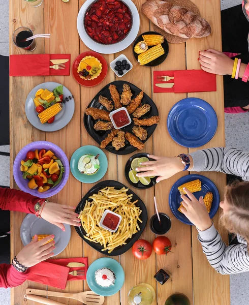 Yemek masasında içki içen insanlar.