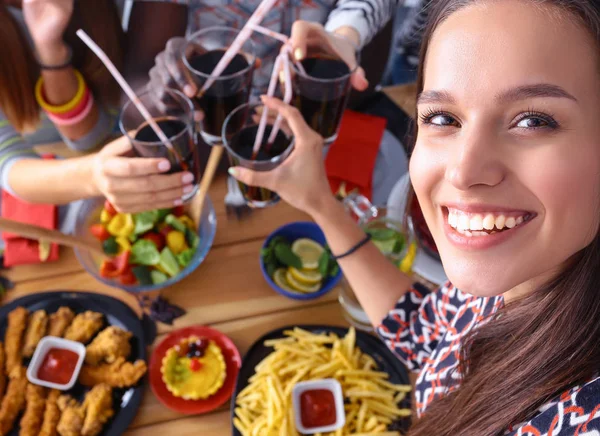 Ομάδα ανθρώπων που κάνουν selfie κατά τη διάρκεια του γεύματος — Φωτογραφία Αρχείου