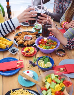 Yemek masasında içki içen insanlar.