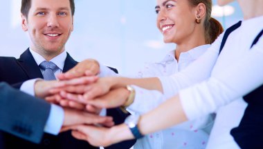 İş adamları kendi elleriyle birlikte bir daire içinde