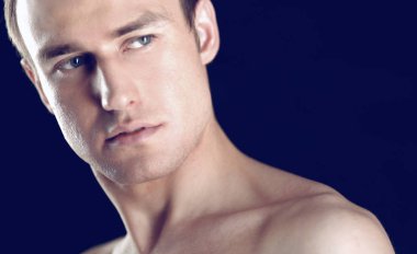 siyah üzerine izole çıplak kaslı bir adam portresi