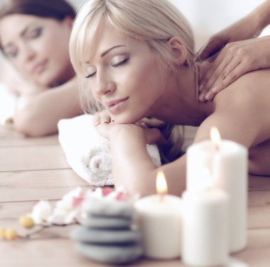 rahatlatıcı ve spa merkezinde zevk iki genç güzel kadın