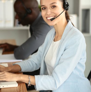 İş adamları ile bilgisayar kullanma office kulaklıklar