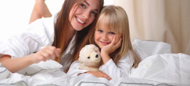 kadın ve genç kız yalan Oda gülümseyerek