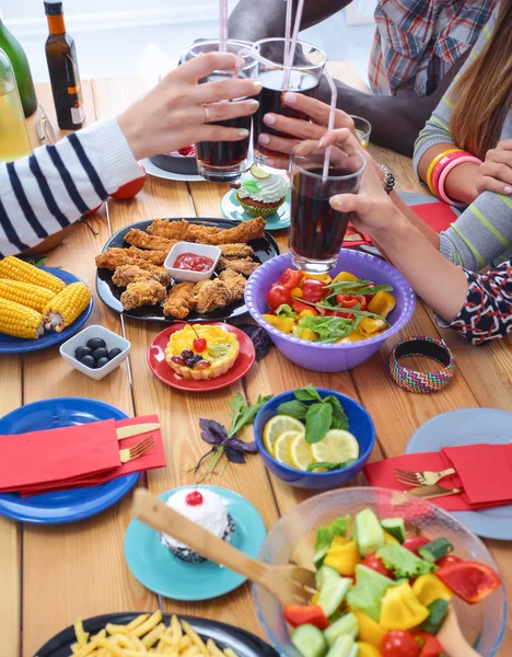 Yemek masasında içki içen insanlar.