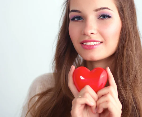 Belle femme tenir rouge entendre, isolé sur fond gris — Photo