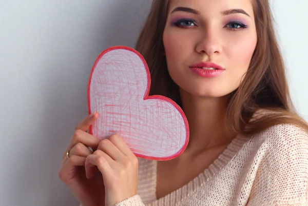 Retrato de una joven hermosa mujer mostrando una tarjeta de regalo. Día de San Valentín —  Fotos de Stock