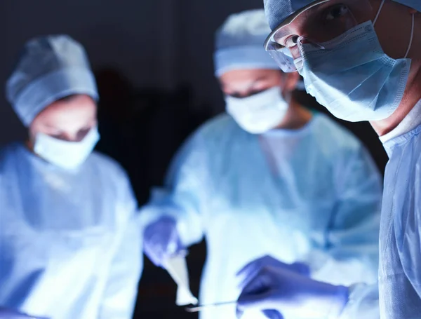 Teamchirurg aan het werk in de operatiekamer — Stockfoto