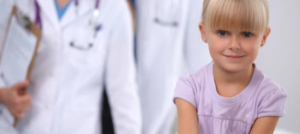 Niña y médico joven en el hospital teniendo examen — Foto de Stock