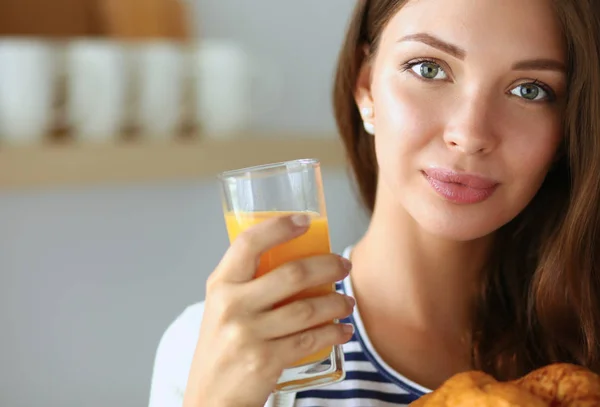 Mujer joven con vaso de jugo y pasteles —  Fotos de Stock