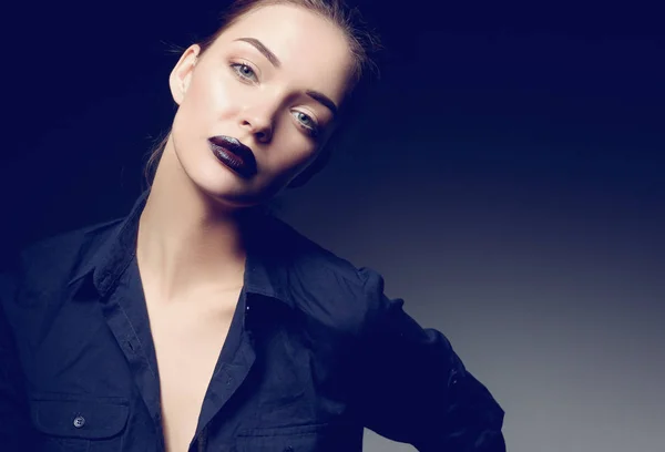 Retrato de hermosa cara de mujer joven. Aislado sobre fondo negro — Foto de Stock