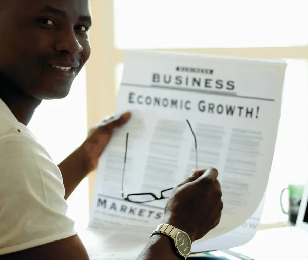 Retrato de un afroamericano con periódico — Foto de Stock