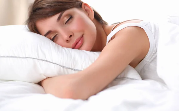 Krásná dívka spí v ložnici, ležící na posteli — Stock fotografie