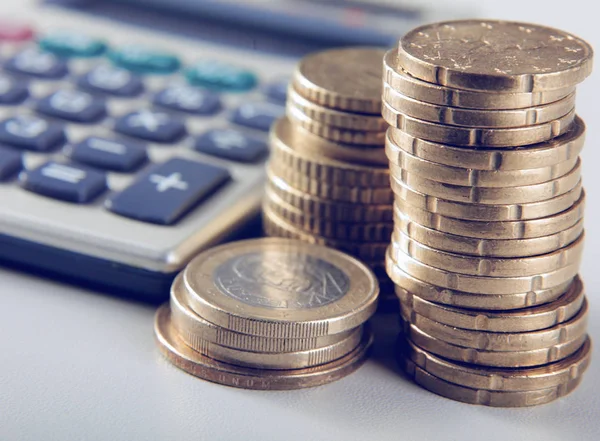 Geld en Rekenmachine op het Bureau — Stockfoto