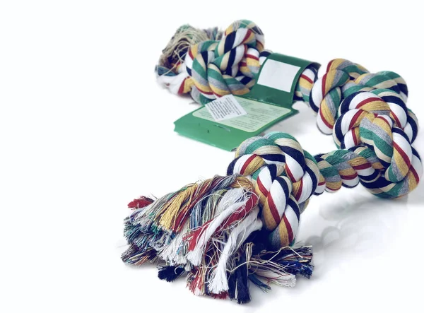 Buntes Hundespielzeug aus Baumwolle auf weißem Hintergrund — Stockfoto