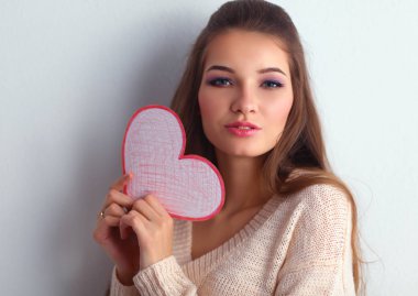 Genç güzel kadın gösteren hediye kartı portresi. Sevgililer günü