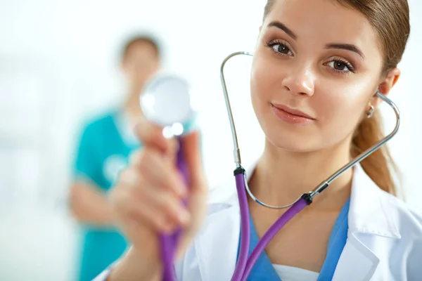Ženský doktor se stetoskopem poslouchající v nemocnici — Stock fotografie