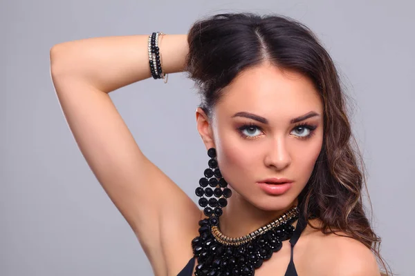 Retrato de una hermosa mujer con collar —  Fotos de Stock