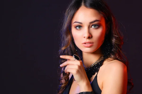 Retrato de una hermosa mujer con collar — Foto de Stock