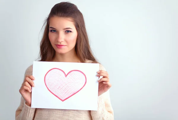 Portrait de jeune belle femme montrant carte cadeau. Saint Valentin — Photo