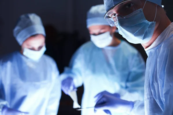 Teamchirurg aan het werk in de operatiekamer — Stockfoto