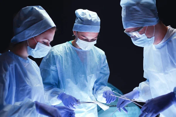 Командний хірург на роботі в операційній — стокове фото