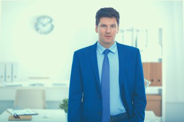 Başarılı iş genç adam ofiste ayakta