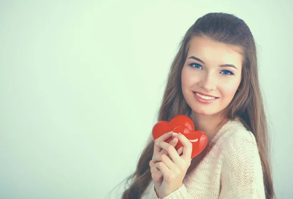 Schöne Frau mit rotem Hörer, isoliert auf grauem Hintergrund — Stockfoto