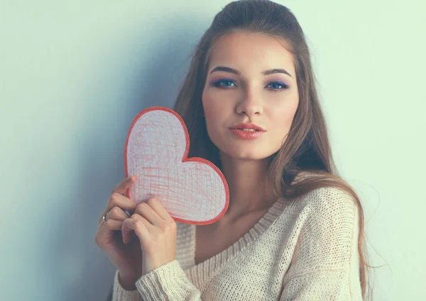 Portret van jonge mooie vrouw weergegeven: Geschenkenkaart. De dag van Valentijnskaarten — Stockfoto