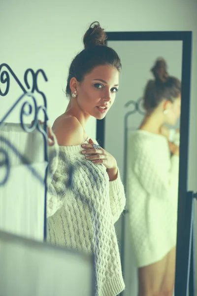 집에서 스웨터에서 귀여운 여자의 초상화 — 스톡 사진