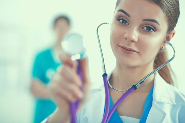 Vrouwelijke arts met een stethoscoop luisteren in het ziekenhuis — Stockfoto