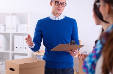 Yeni bir proje üzerinde çalışan genç iş adamları