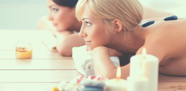 rahatlatıcı ve spa merkezinde zevk iki genç güzel kadın