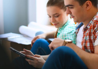 Yeni eve taşınan genç çiftin portresi.