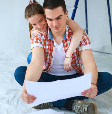 Genç çift daire planı ile katta oturan