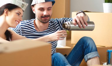 Yeni eve taşınan genç çiftin portresi.