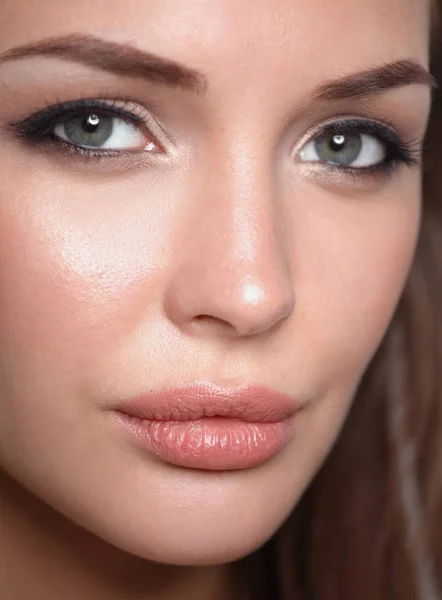 Retrato de cerca de la hermosa cara de mujer joven. Aislado sobre fondo blanco. — Foto de Stock