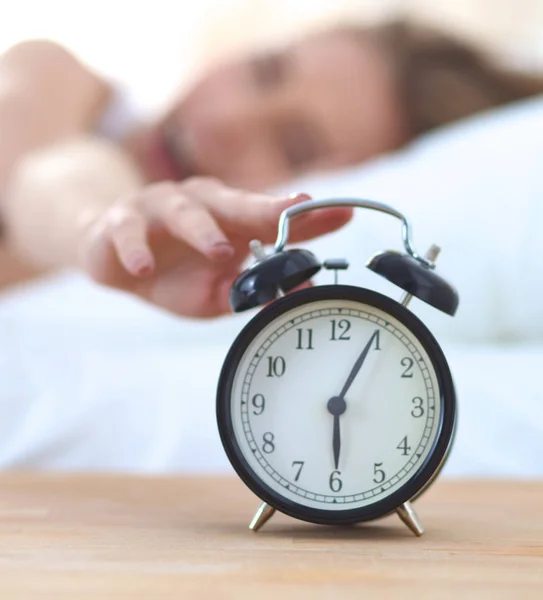 어린 잠자는 여자와 집 침실에서 자명종을 울리는 시계 — 스톡 사진
