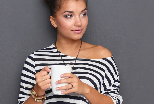 Portret młodej kobiety z filiżanką herbaty lub kawy — Zdjęcie stockowe