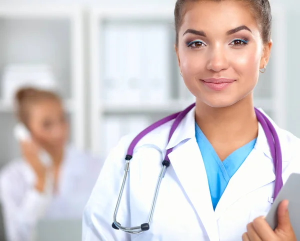 病院に立つ白衣を着た若い女性医師の肖像 — ストック写真
