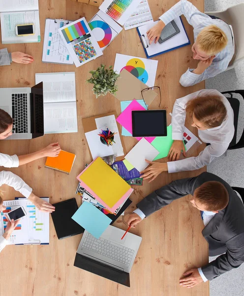 Uomini d'affari che siedono e discutono alla riunione di lavoro, in ufficio — Foto Stock