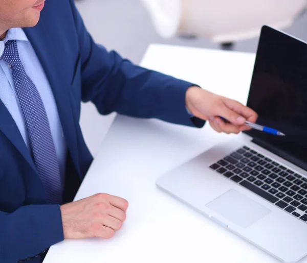 Pessoas de negócios que trabalham com laptop em um escritório — Fotografia de Stock