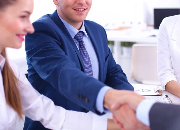 Gente de negocios dándose la mano, terminando una reunión, en la oficina —  Fotos de Stock