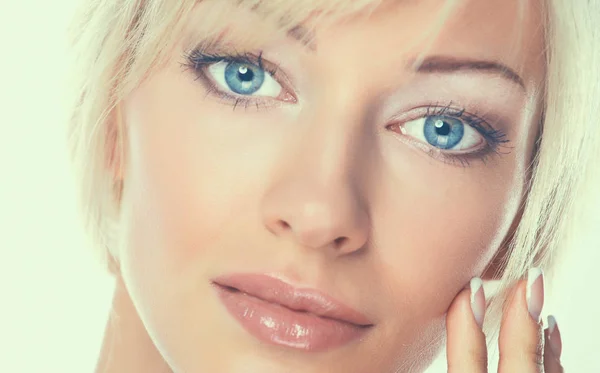 Retrato de cerca de la hermosa cara de mujer joven. Aislado sobre fondo blanco. —  Fotos de Stock