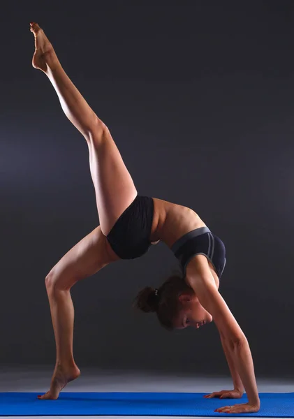 Portrait de fille sportive faisant du yoga exercice d'étirement — Photo