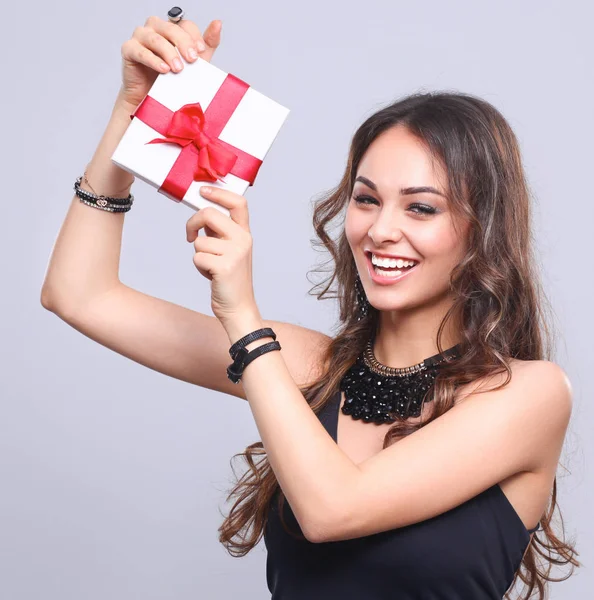 Genç kadın mutlu gülümseme hediye kutusu gri arka plan üzerinde izole elinde tut — Stok fotoğraf