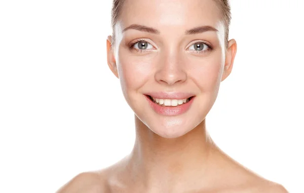 Retrato de cerca de la hermosa cara de mujer joven. Aislado sobre fondo blanco. —  Fotos de Stock