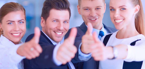 Gelukkig business team duimen opdagen in office — Stockfoto