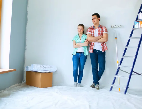 Portrait of young couple moving in new home — Stock Photo, Image